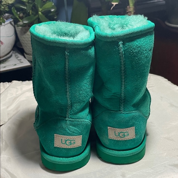 UGG Classic Short ll Boots In Emerald Green Suede and Sheepskin. - Picture 2 of 13
